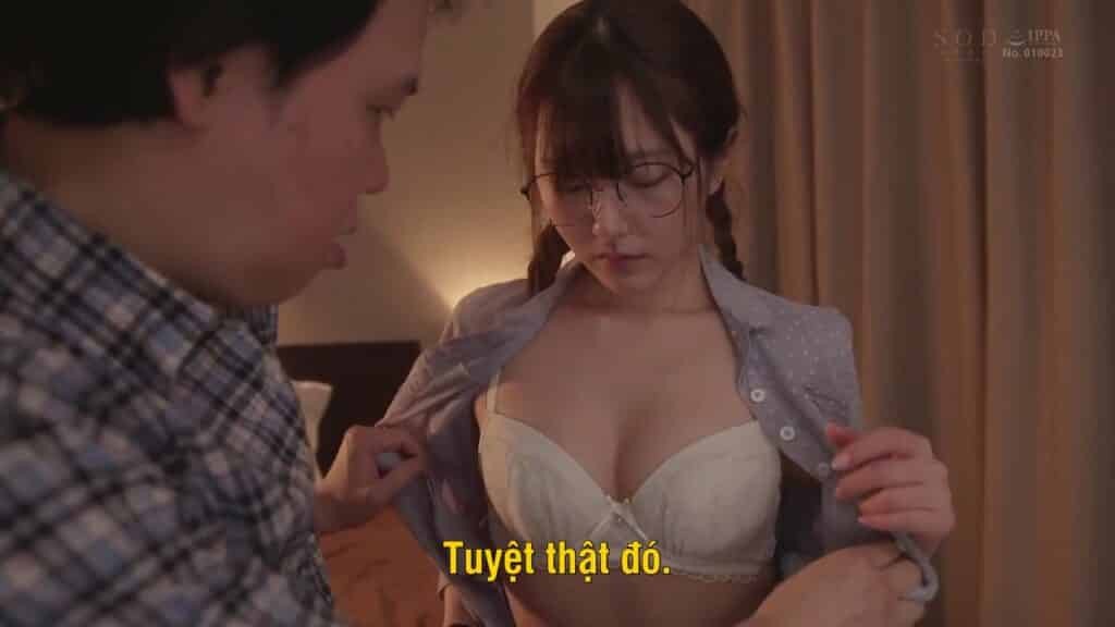 Poster of Cô em gái hư hỏng giả vờ ngây ther gạ tình những anh trai giàu có