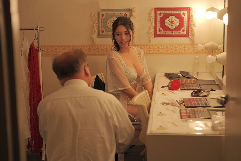 Poster of Cô vợ trẻ thiếu thốn tình dục đi làm gái gọi để được thỏa mãn bản thân