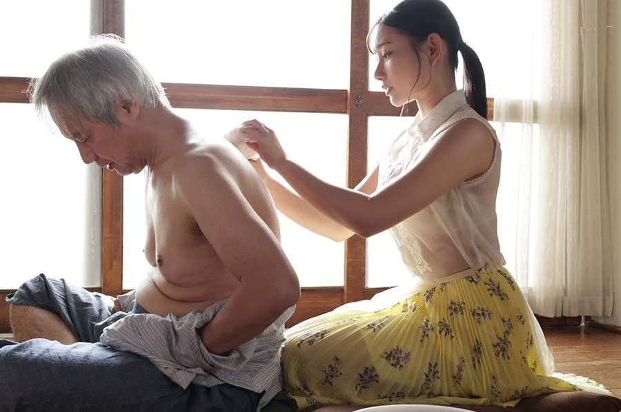 Poster of Con dâu hiếu thảo “chăm sóc” bố chồng tận tình