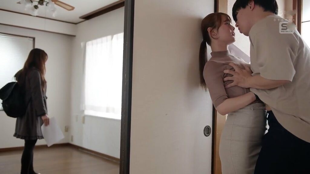 Poster of Em nhân viên bất động sản gạ tình khách hàng giàu có dù vợ anh cạnh bên